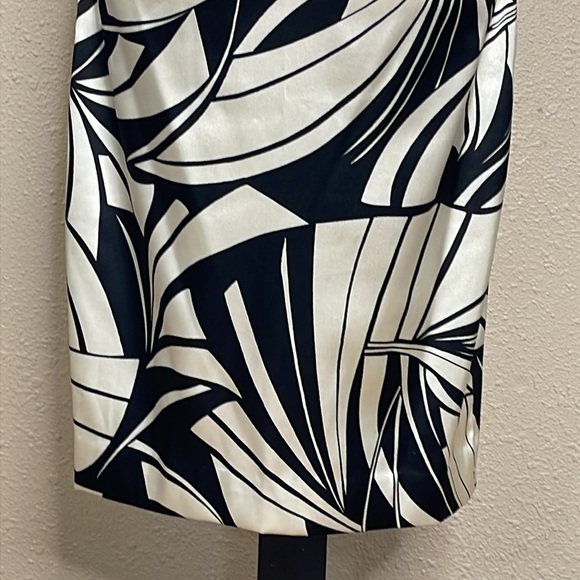 Maggy London Women’s Abstract Cap Sleeve Fitted V-Neck Satin Dress Ruched Sz 6 - Picture 4 of 10